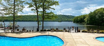 Near Skiing & Lakes: Contemporary Poconos Townhome