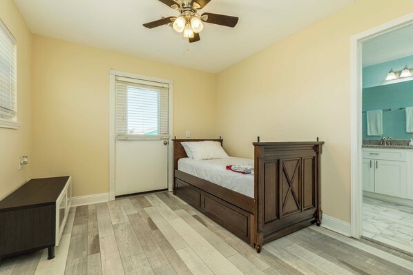 House (4 Bedrooms) | Interior - On Galveston Bay: Spacious Home w/ Pier & Grills! (Dickinson)