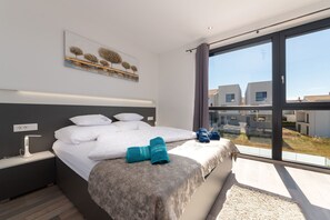 3 bedrooms, in-room safe, desk, iron/ironing board