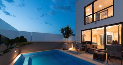 Villa Ampla with heated wellness pool – 5 min from Sea and Poreč