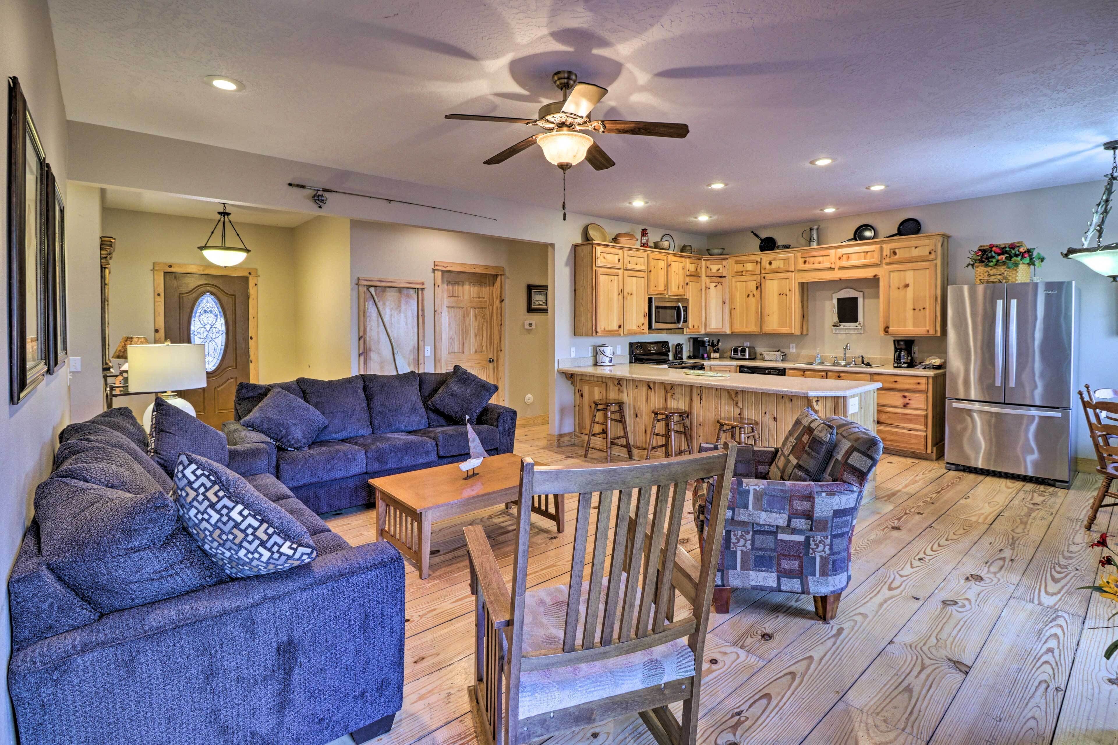 The Captains Quarters in Rogers w/ Covered Porch!