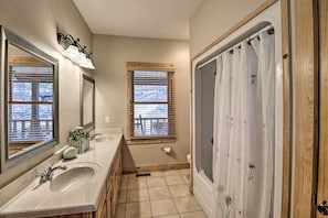 House (5 Bedrooms) | Interior - The Captains Quarters in Rogers w/ Covered Porch! (Rogers)