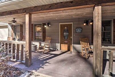 The Captains Quarters in Rogers w/ Covered Porch!