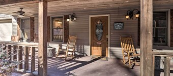 The Captains Quarters in Rogers w/ Covered Porch!