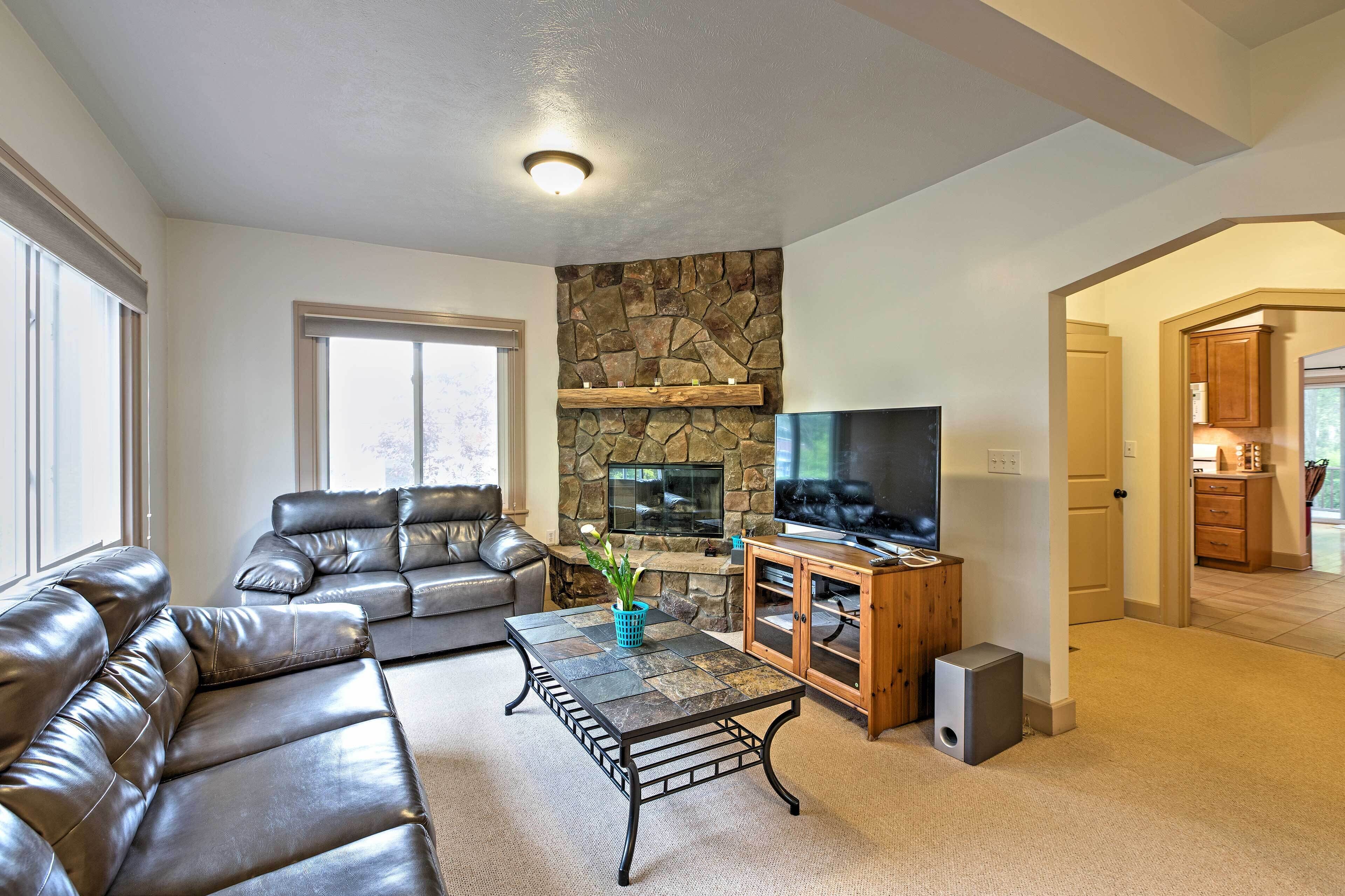 Cozy Union Pier House w/ Hot Tub, Deck & Backyard!