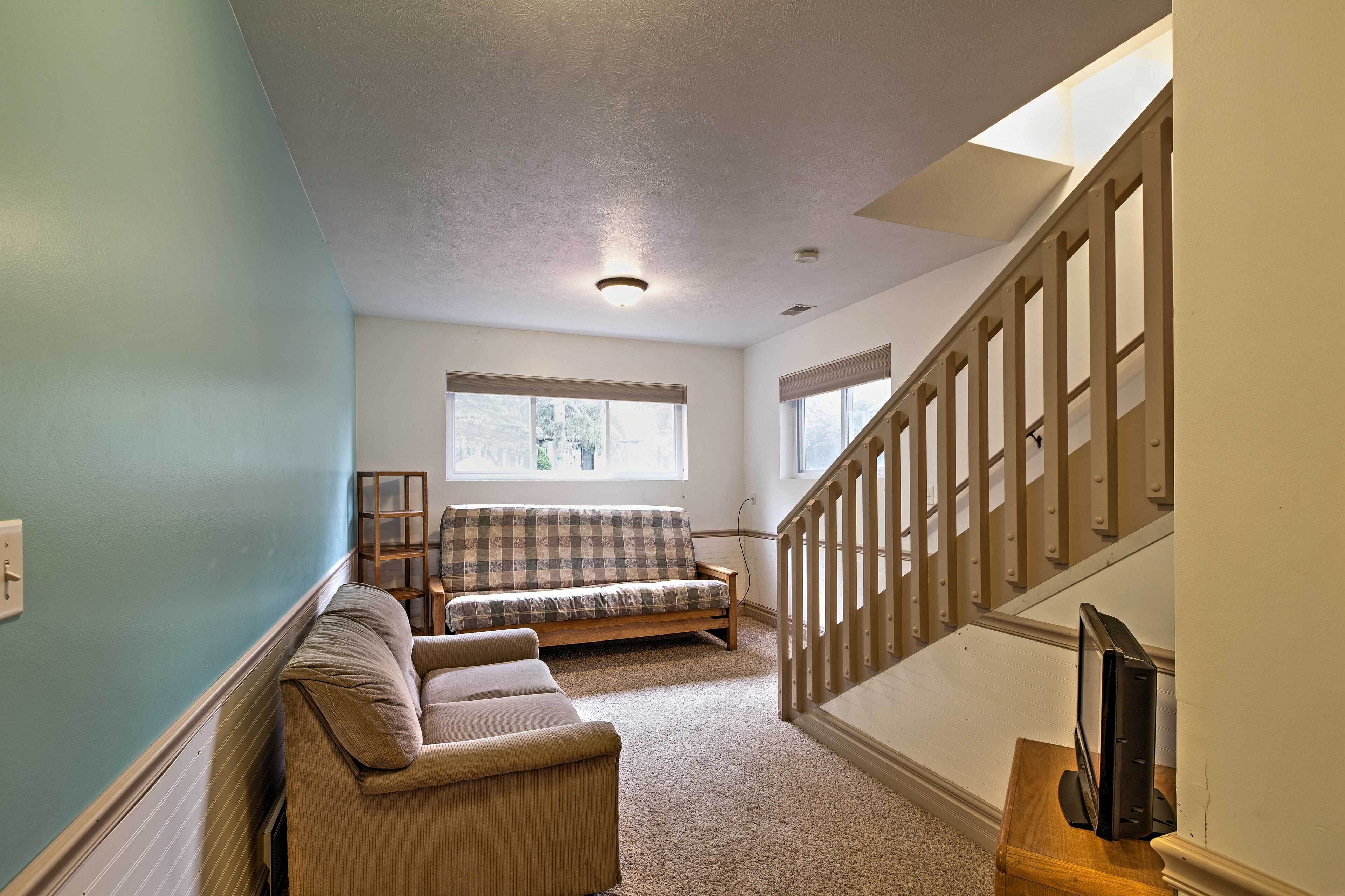 Cozy Union Pier House w/ Hot Tub, Deck & Backyard!