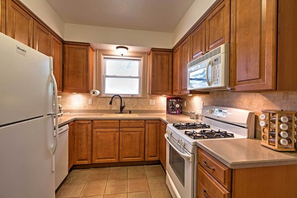 House (4 Bedrooms) | Interior - Hot Tub, Deck & Backyard: Cozy Union Pier House! (Union Pier)