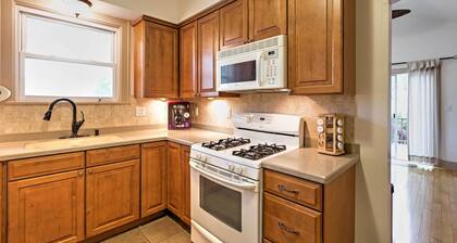 Hot Tub, Deck & Backyard: Cozy Union Pier House!