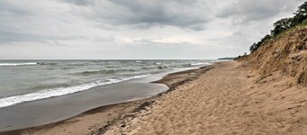Hot Tub, Deck & Backyard: Cozy Union Pier House!