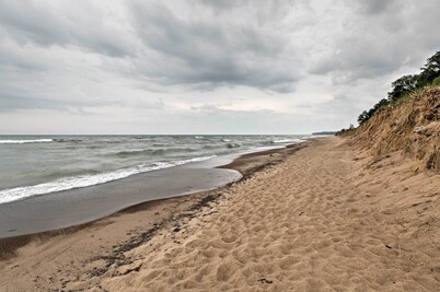 Hot Tub, Deck & Backyard: Cozy Union Pier House!