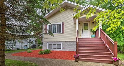 Hot Tub, Deck & Backyard: Cozy Union Pier House!