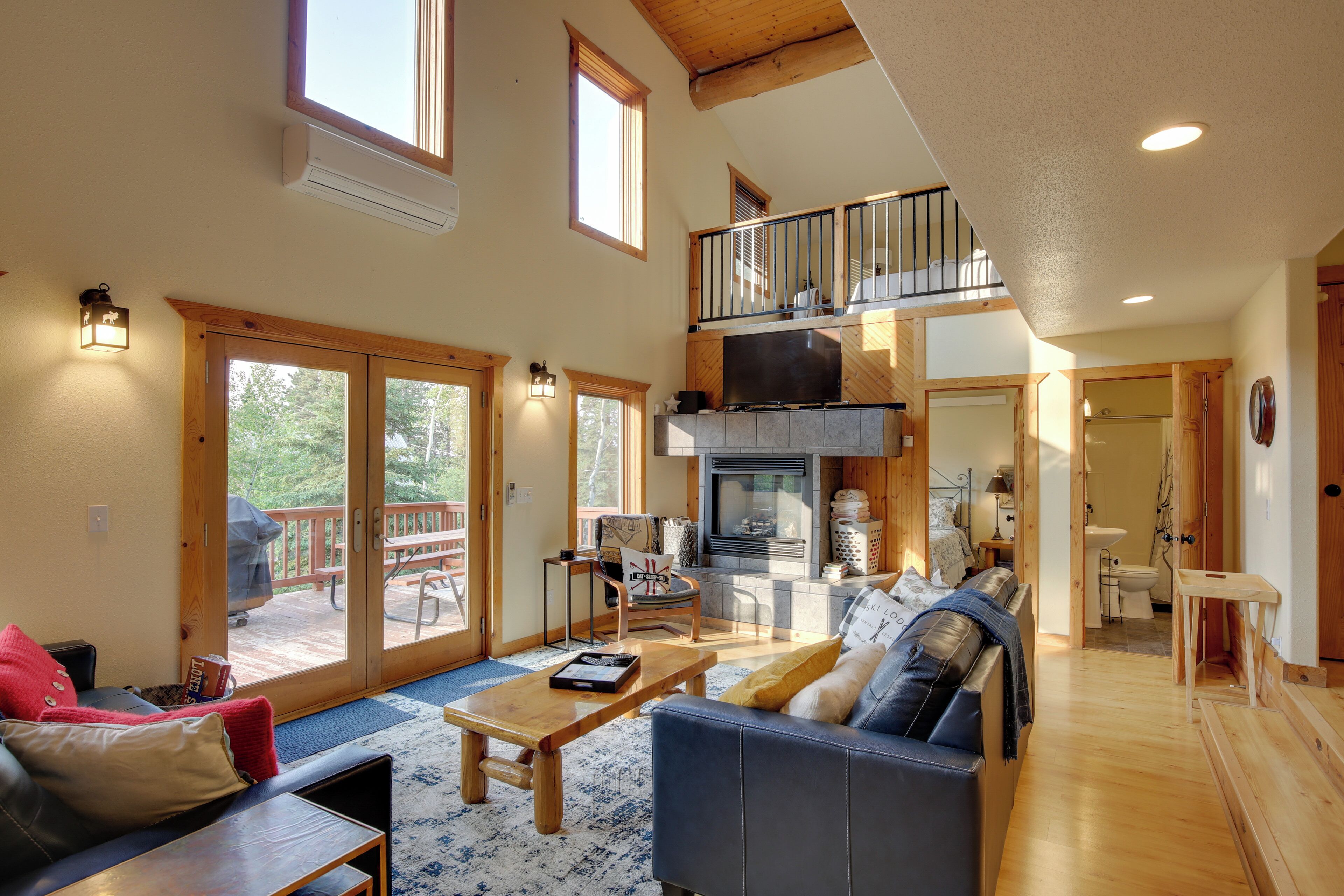 Cabin w/ Hot Tub & Grill < 1 Mi to Skiing!