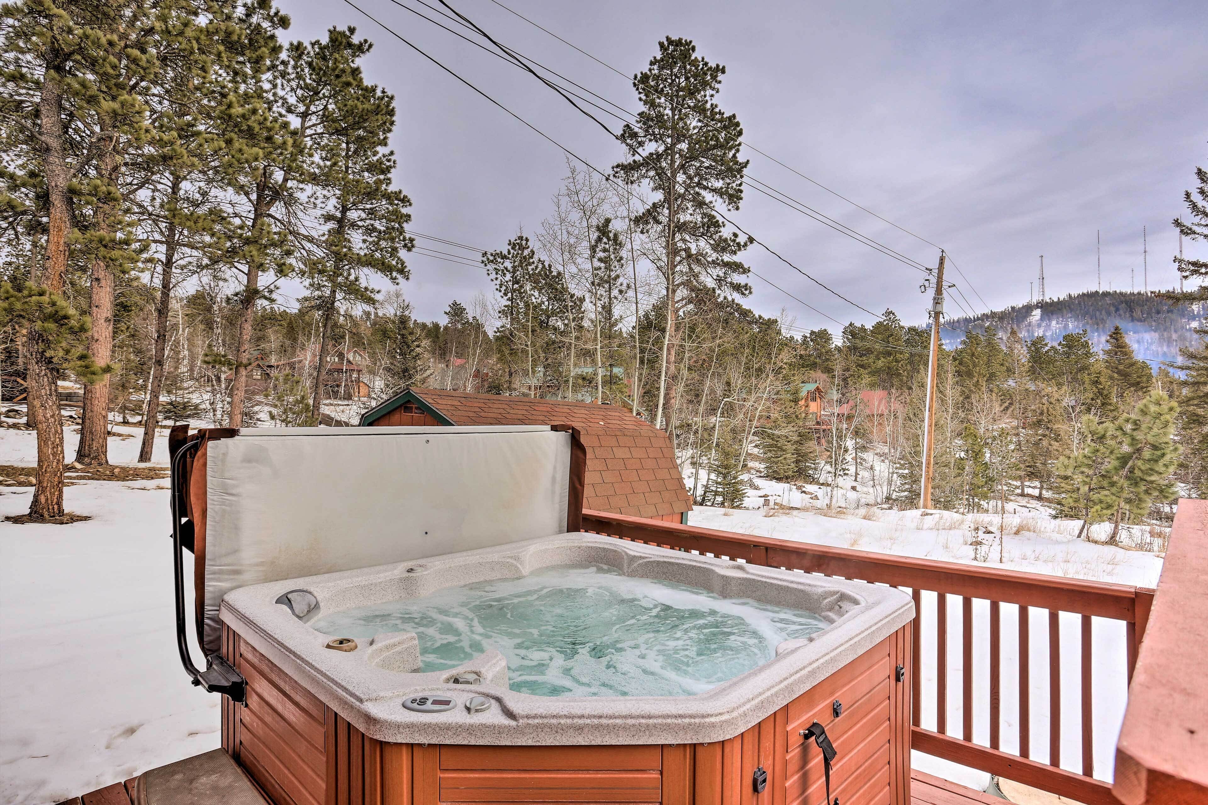 Cabin w/ Hot Tub & Grill < 1 Mi to Skiing!