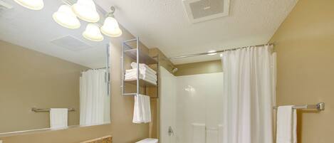 Ein Badezimmer mit Waschbecken, Toilette und Badewanne.