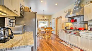 House (5 Bedrooms) | Interior