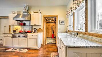 House (5 Bedrooms) | Interior