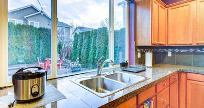 Spacious Kent Home Near Seatac Airport w/ Patio