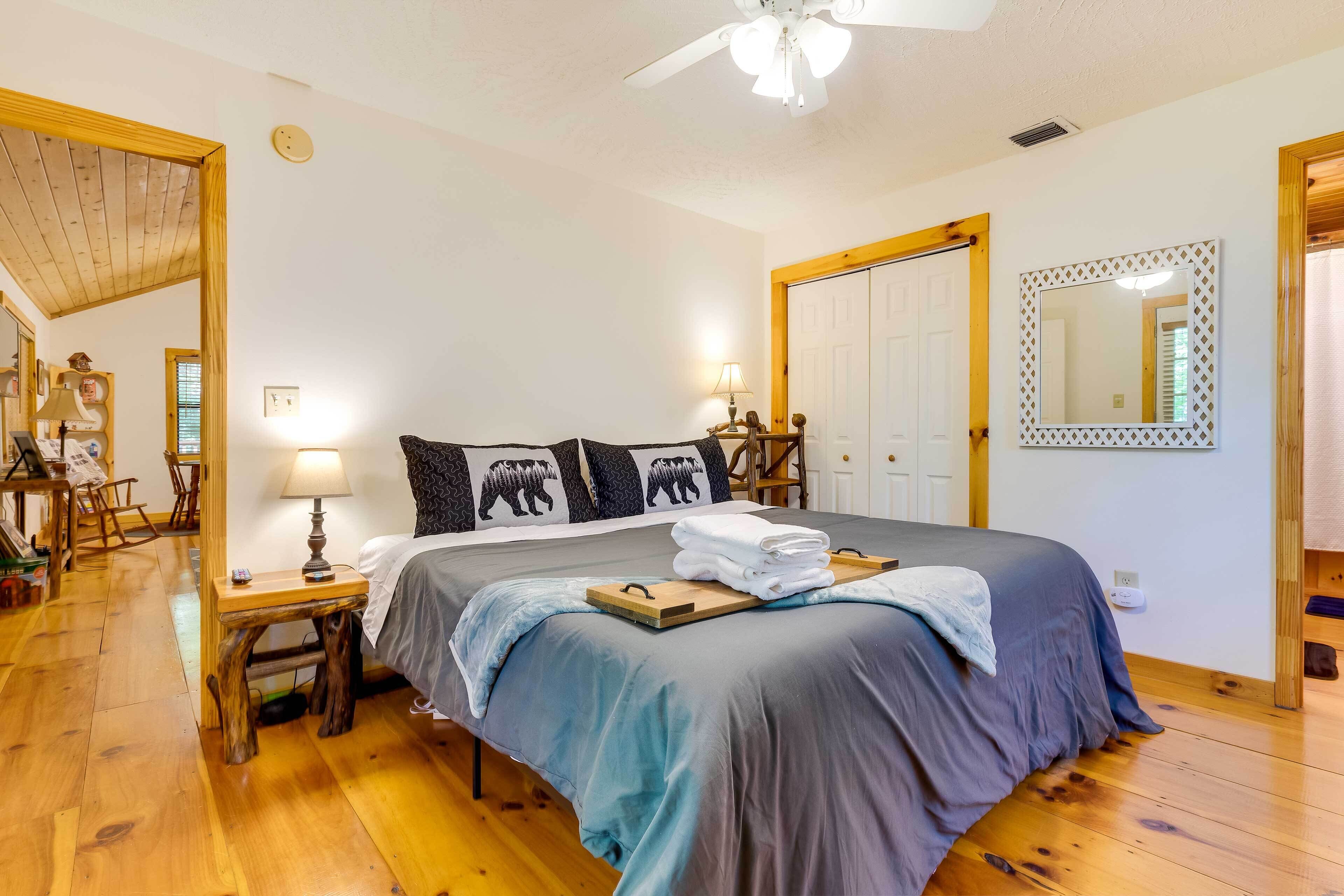 Cozy Murphy Hideout w/ Fire Pit & Forest View