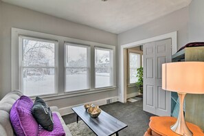 TV, fireplace - Detroit Apartment - 5 Mi to Downtown! (Detroit)