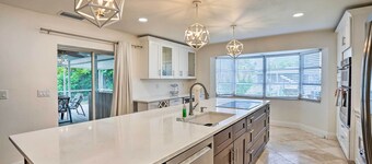 เข้าถึงอ่าวโดยตรง + ลานนั่งเล่น: บ้านเนเปิลส์ที่มีแสงแดด!