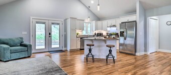 Waynesville Smart Cabin w/ Hot Tub & Views!