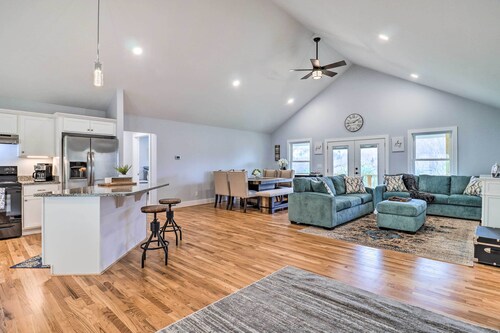 Waynesville Smart Cabin w/ Hot Tub & Views!