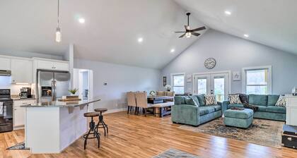 Waynesville Smart Cabin w/ Hot Tub & Views!