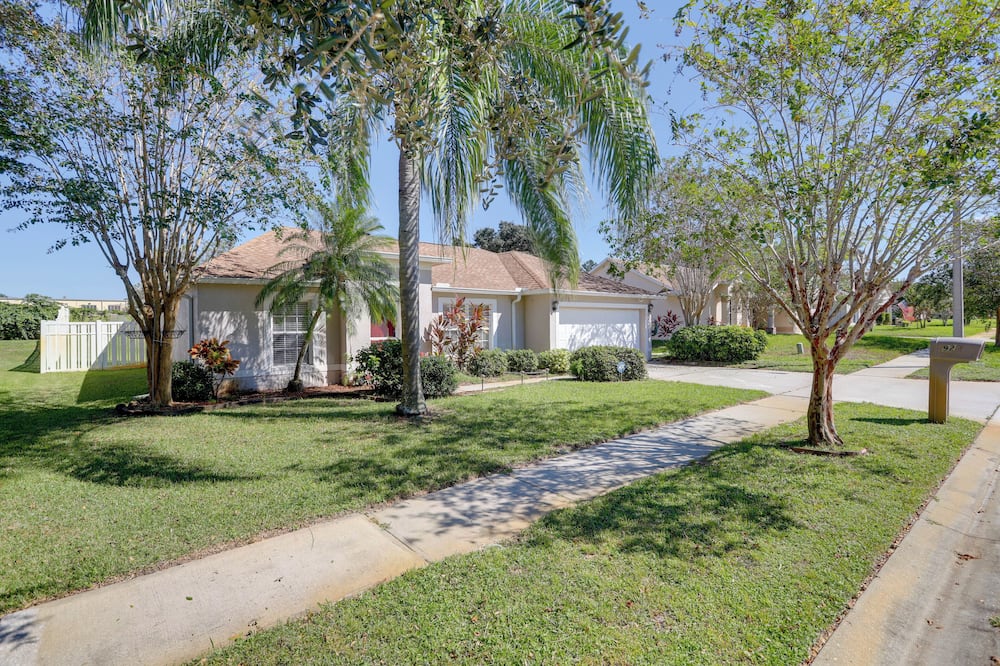 Bright Titusville Retreat w/ Lanai - WFH Friendly! - Lake Proctor