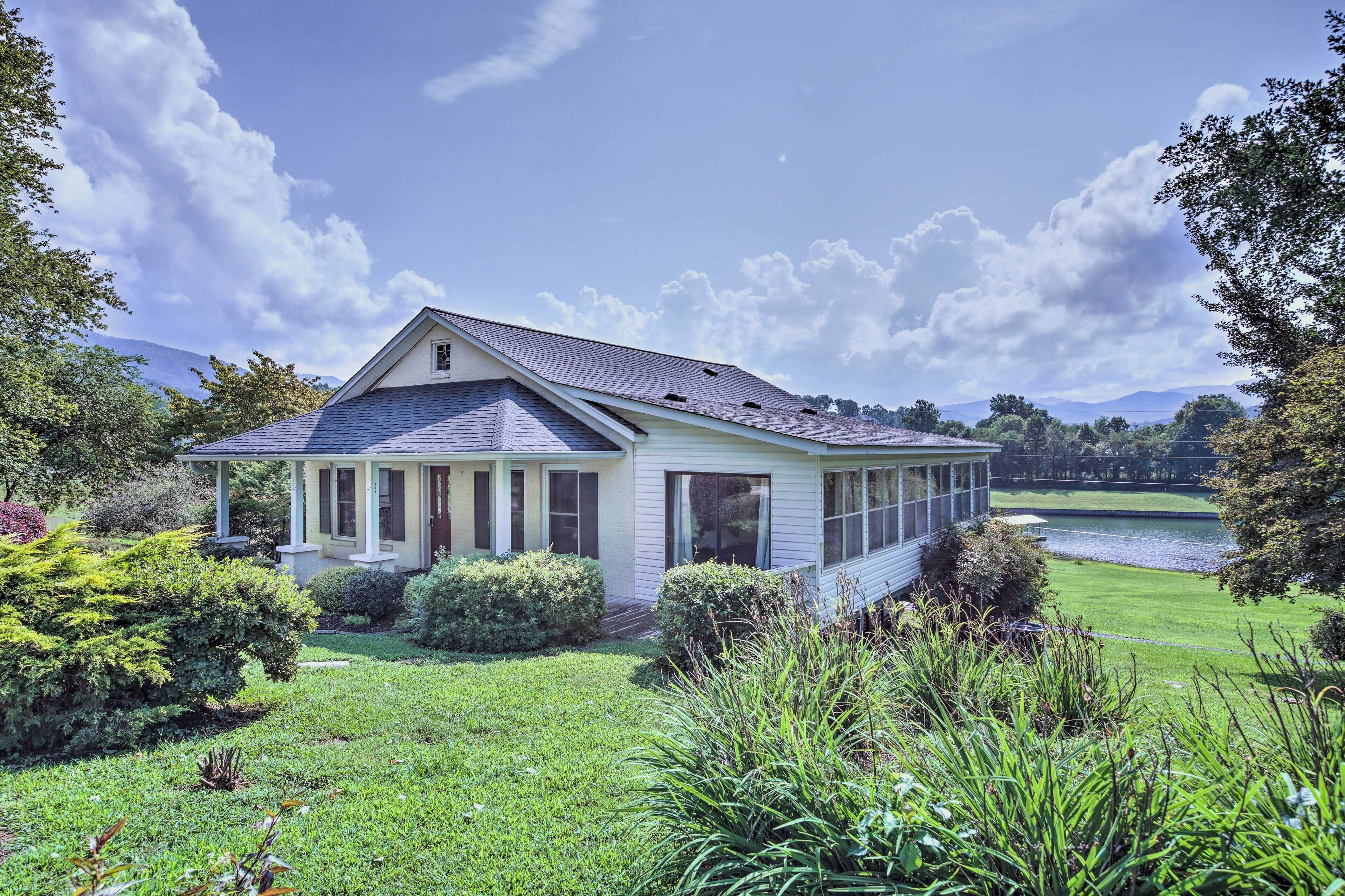 Pet-friendly Waterfront Hayesville Cottage!