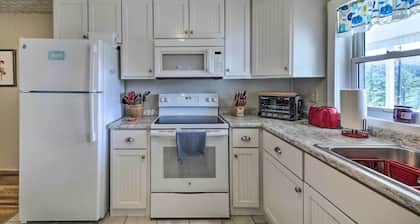 Pet-friendly Waterfront Hayesville Cottage!
