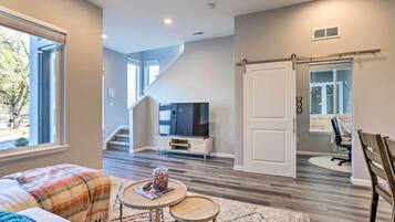 3 kamar tidur, ruang kerja ramah laptop, dan setrika/meja setrika