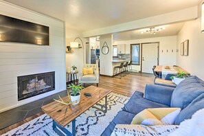 Căn hộ (2 Bedrooms) | Khu phòng khách | TV, lò sưởi