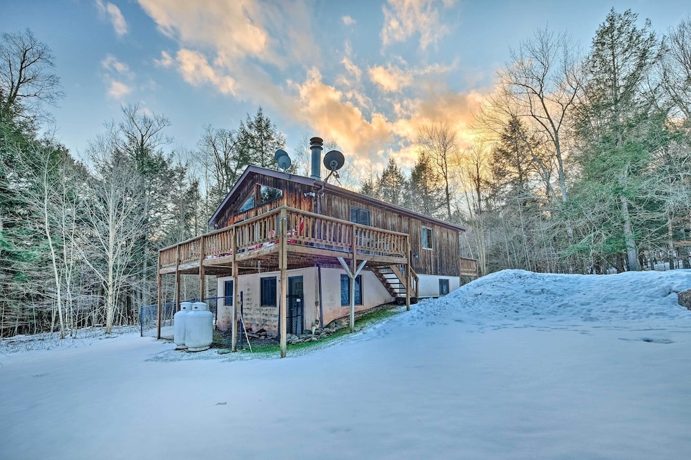 Jewett Cabin w/ Viewing Deck - 10 Mins to Skiing!