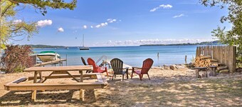 Quaint Studio w/ Shared Beach: Walk to Suttons Bay