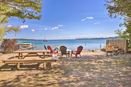 Quaint Studio w/ Shared Beach: Walk to Suttons Bay