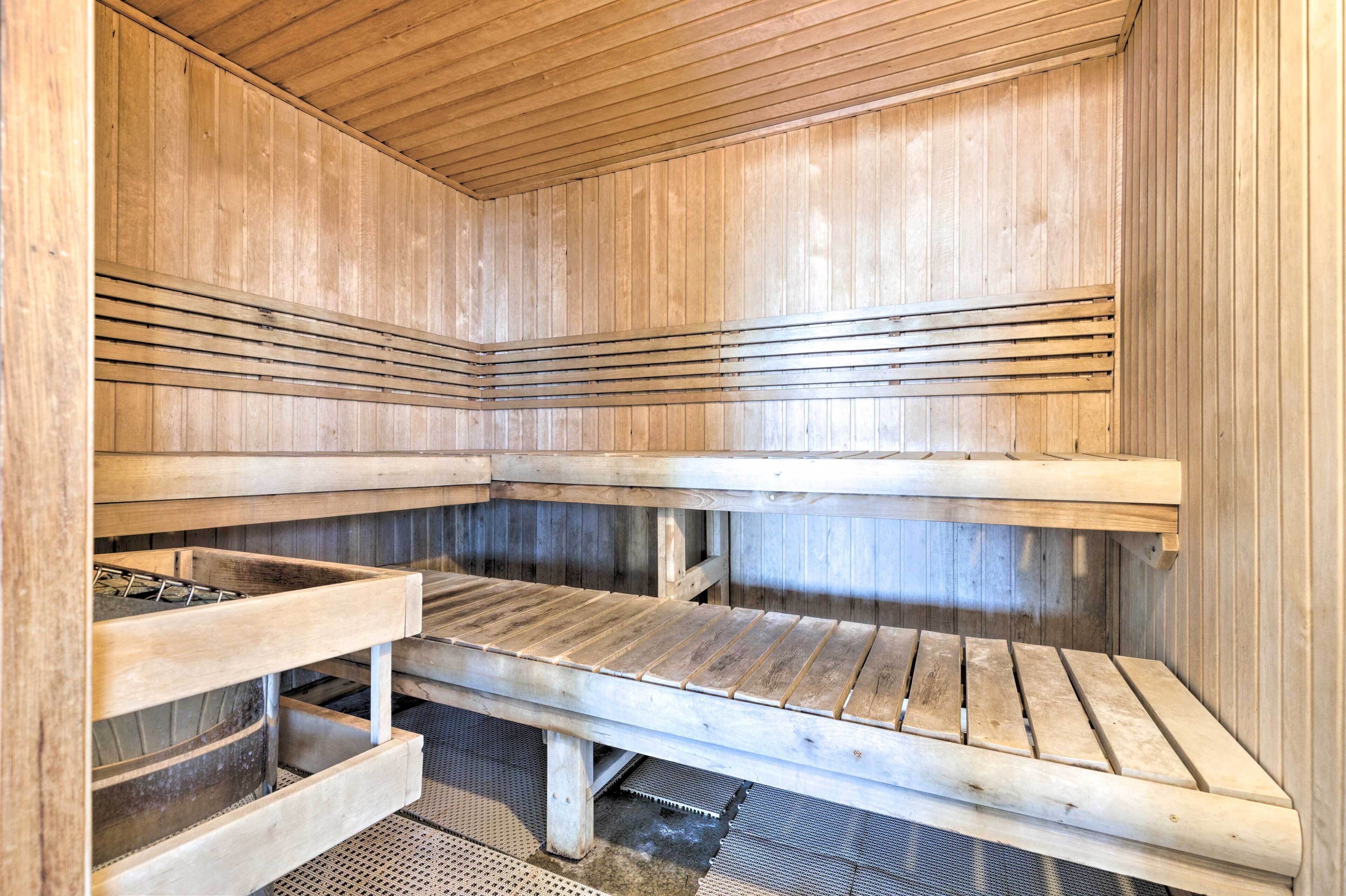 Een sauna met houten banken en een geblokt plafond.