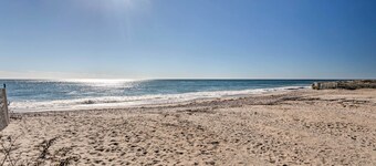 Seaside SK Getaway: Steps to Matunuck Beach!
