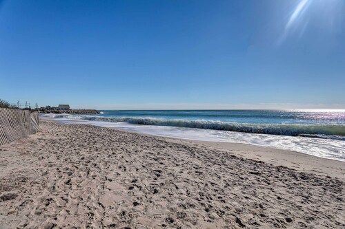 Seaside SK Getaway: Steps to Matunuck Beach!