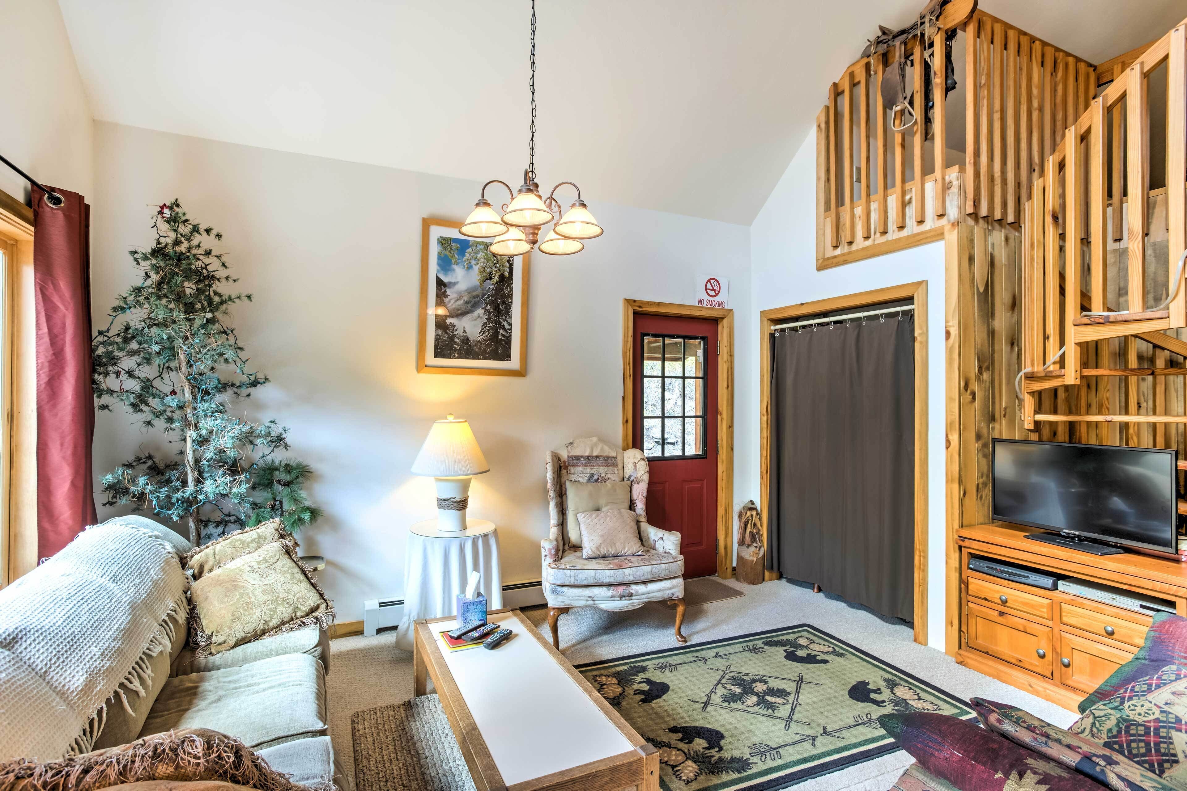 'marble Hideaway' Cabin w/ Mountain Views + Deck!