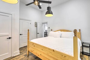 Hus (3 Bedrooms) | 3 soverom, skrivebord for bærbar PC, strykejern/-brett og sengetøy