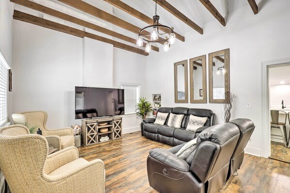 Living area - Charming Home ~ 7 Mi to Thanksgiving Point (American Fork)