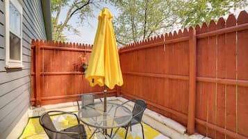 Cottage (2 Bedrooms) | Outdoor dining