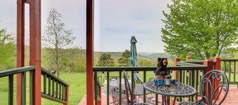 Cozy Pelsor Cabin w/ Mountain & Valley Views!
