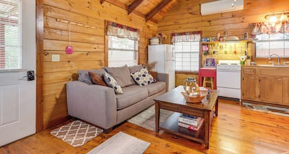 Cozy Pelsor Cabin w/ Mountain & Valley Views!