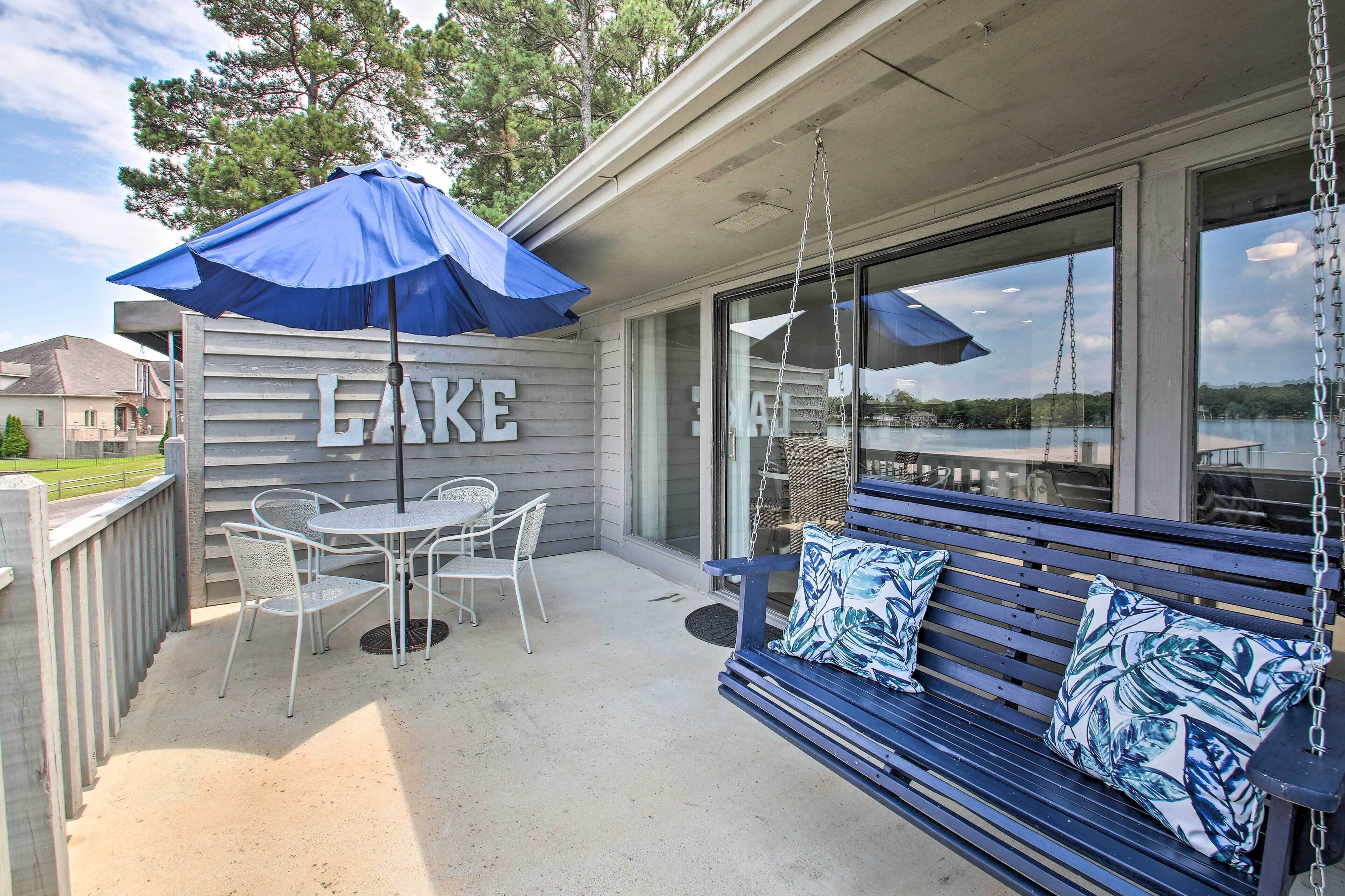 Hot Springs Getaway w/ Balcony & Lake Access!