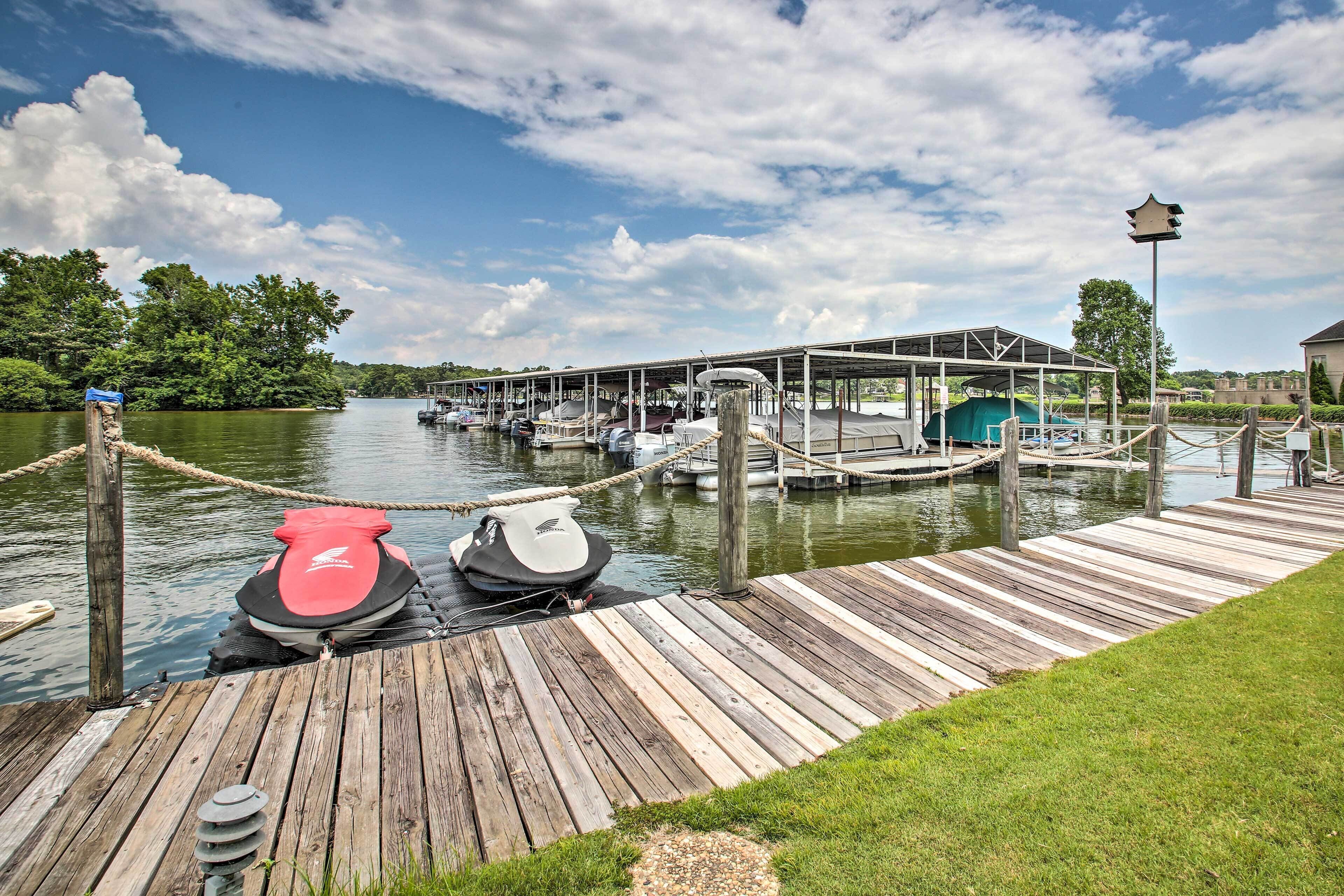 Hot Springs Getaway w/ Balcony & Lake Access!