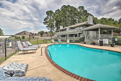 Balcony & Lake Access: Hot Springs Getaway!