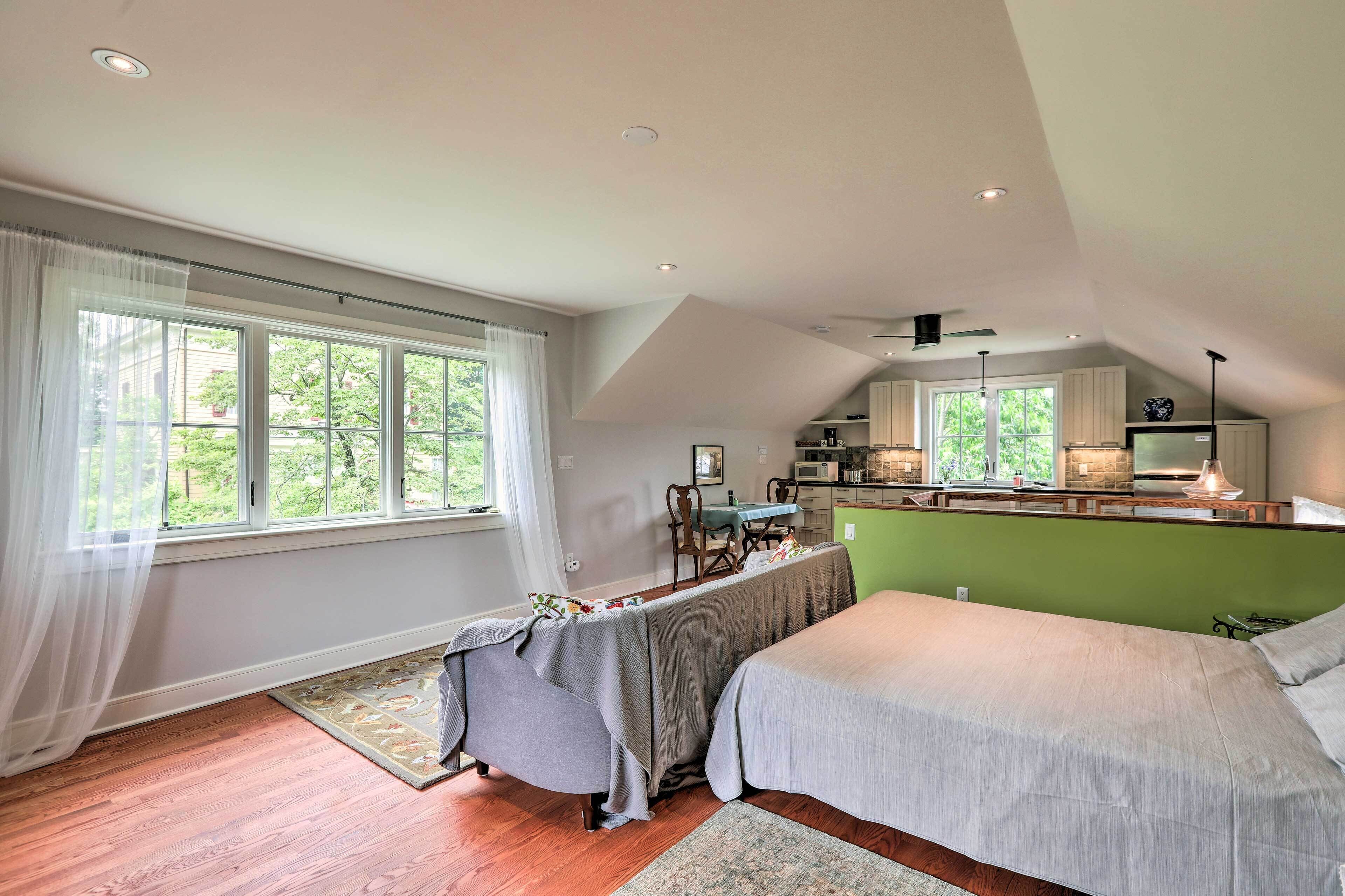 Barn-like Studio Suite w/ Flowering Garden!