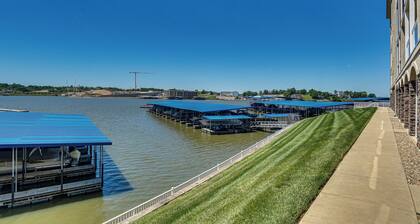 Lakefront Patio, Pool Access! Lands End Condo