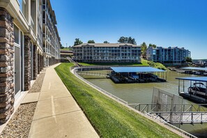 A hotel with a river view, a dock, and a bridge. - Lakefront Patio, Pool Access! Lands End Condo (Osage Beach)